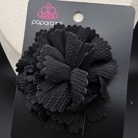 paparazzi Accessories - Paparazzi Elegant Black Floral Hair Clip (2150)